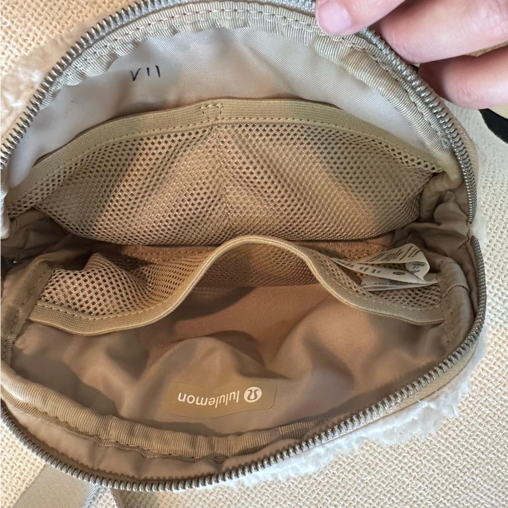 Lululemon Everywhere Fleece Cream Crossbody Bag - Picture 4 of 4